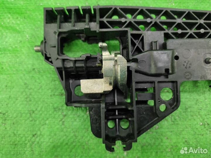 Кронштейн ручки перед. лев двери Audi Q5/A4/A5