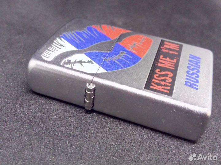 Зажигалка zippo 205 kiss me am russian