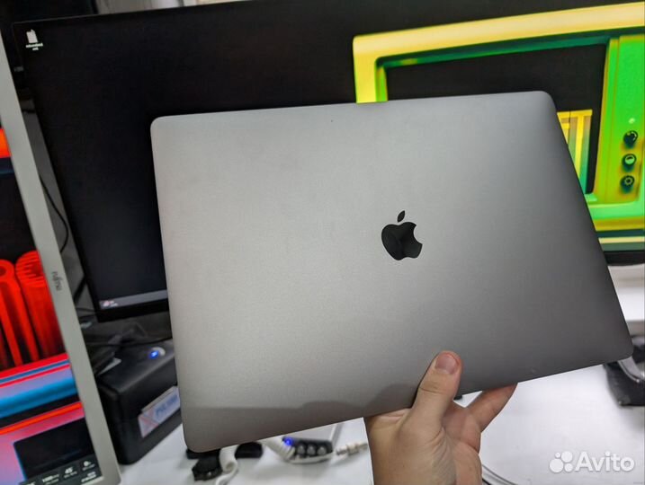 Apple macbook pro 15 2018 i7/16гб/rx555х