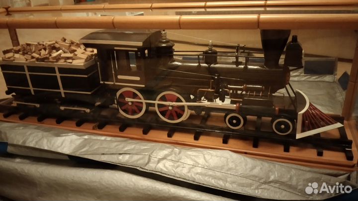 Деревянный паровоз модель под стеклом 105*25*33см