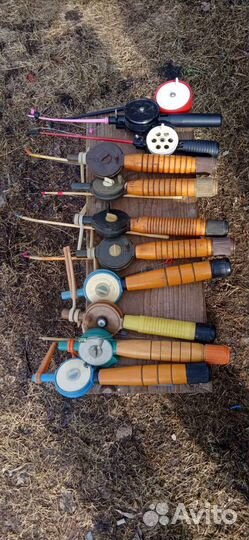 Ящик, удочки, снасти для зимней рыбалки