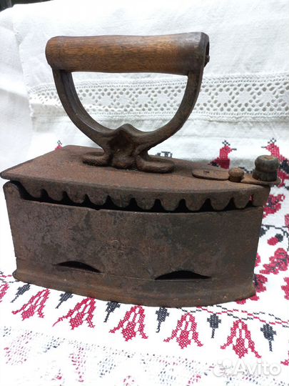 Старинный утюг на углях