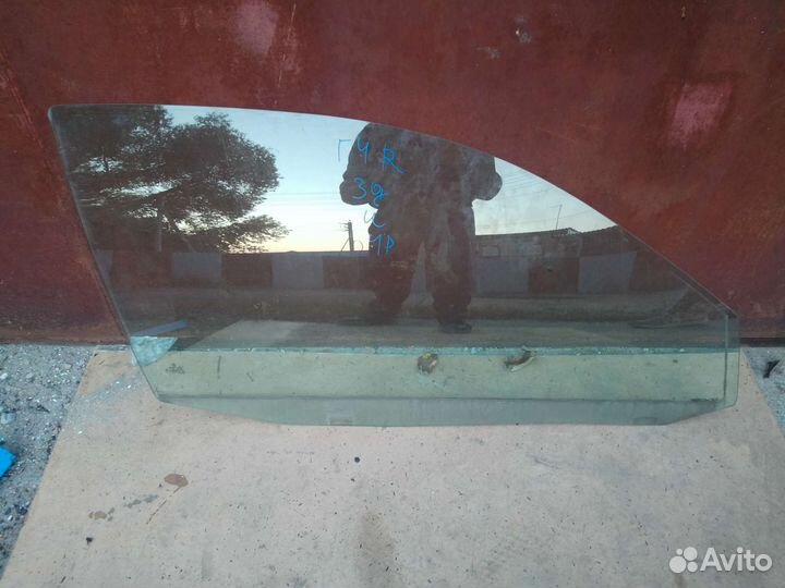 Правое стекло golf 4 3D купе зд