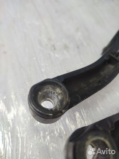 Правый поводок дворника Volvo S60