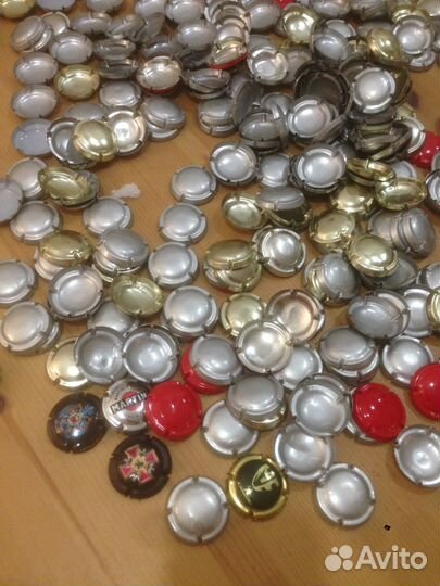 Пробки значки плакетки этикетки