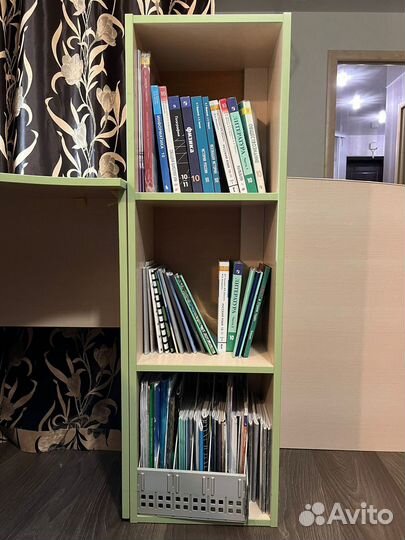 Угловой письменный стол с полками