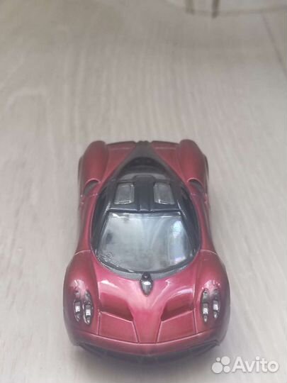 Игрушечная машинка 