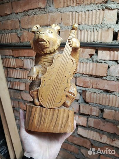 Резной медведь из дерева