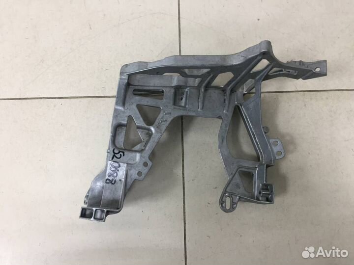 Кронштейн фар правый Mercedes-Benz C-Class W205 20