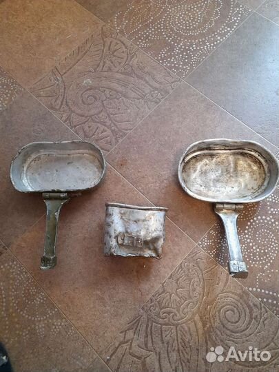 Крышки от немецких котелков и манерка