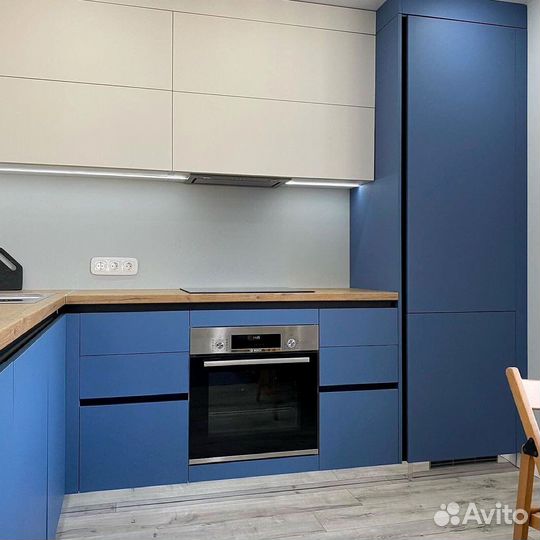 Угловая в потолок кухня на заказ