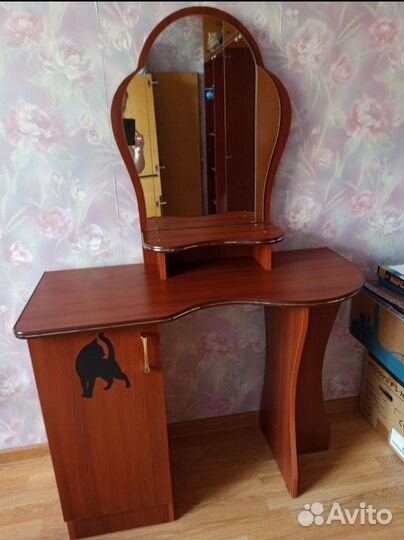 Трюмо с зеркалом