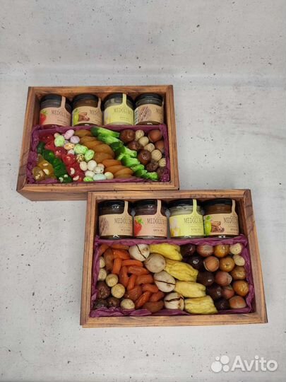 Подарочный набор с орехами, сухофруктами и медом