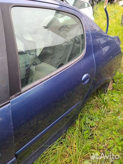 Левая задняя дверь пежо 206 седан синяя
