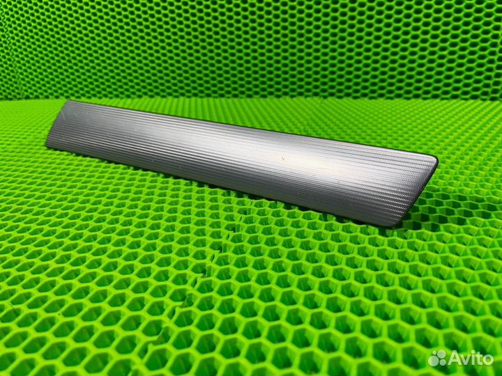 Накладка двери передняя правая Volkswagen Touareg