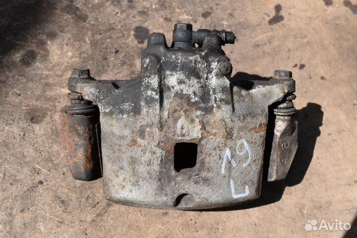 Суппорт тормозной передний левый Mitsubishi Lancer