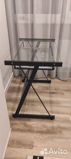 Компьютерный стол стеклянный