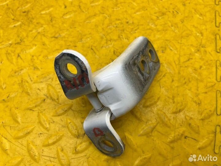 Петля двери Toyota Hilux 8 2gdftv 2017