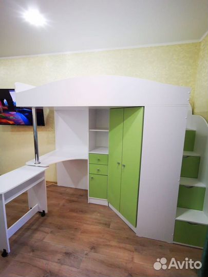 Детская кровать чердак со столом и шкафом