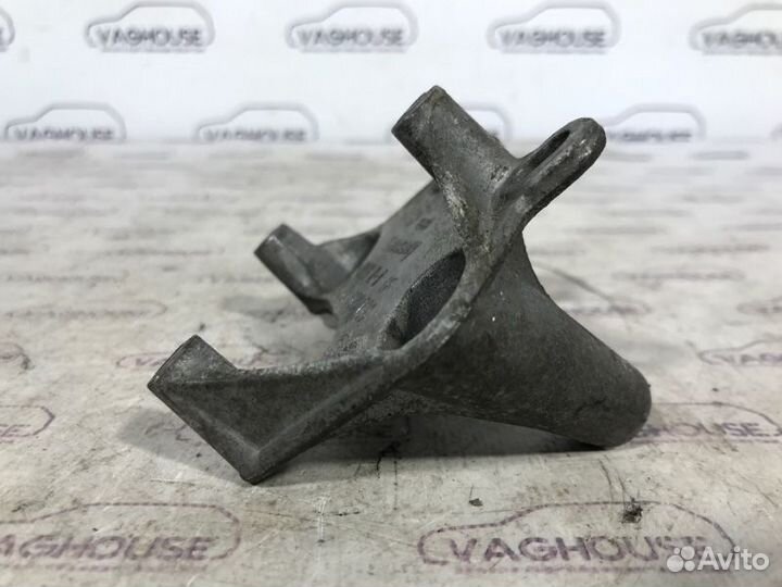 Кронштейн катушки зажигания Volkswagen Golf 4 1.6