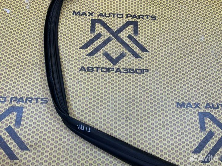 Уплотнитель кузова передний правый Renault Sandero