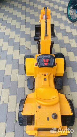 Экскаватор на пульте управления