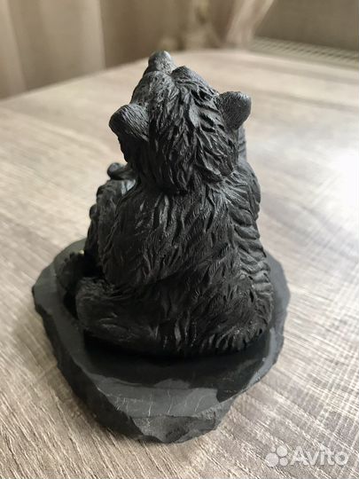 Шунгитовая фигурка Медведь с рыбой