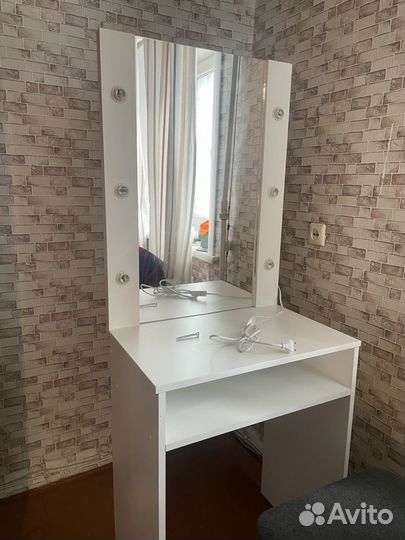 Туалетный столик с зеркалом и подсветкой