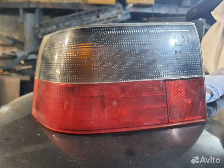 Стекло на переднюю правую фару ваз 2110