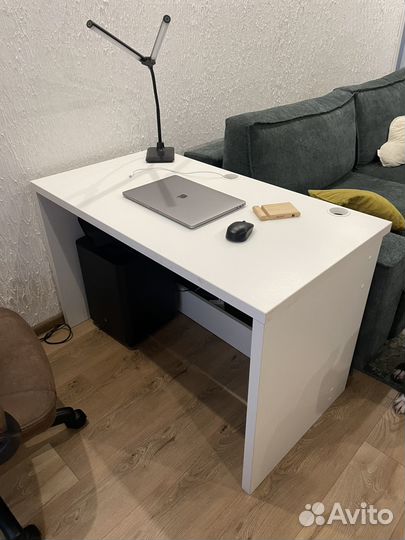 Компьютерный стол белый