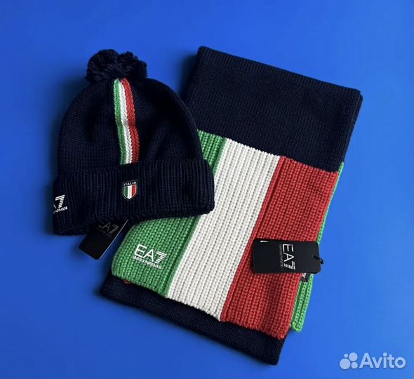 Шапка и шарф Emporio Armani из экипировки Италии