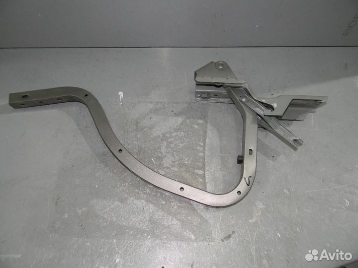 Шарнир багажника левый Renault Fluence (2010-2017)