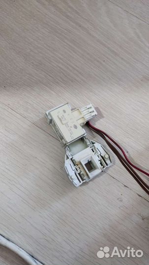 Устройство блокировки люка