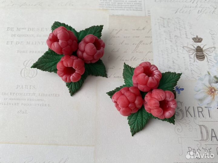Ягодная заколка с малиной
