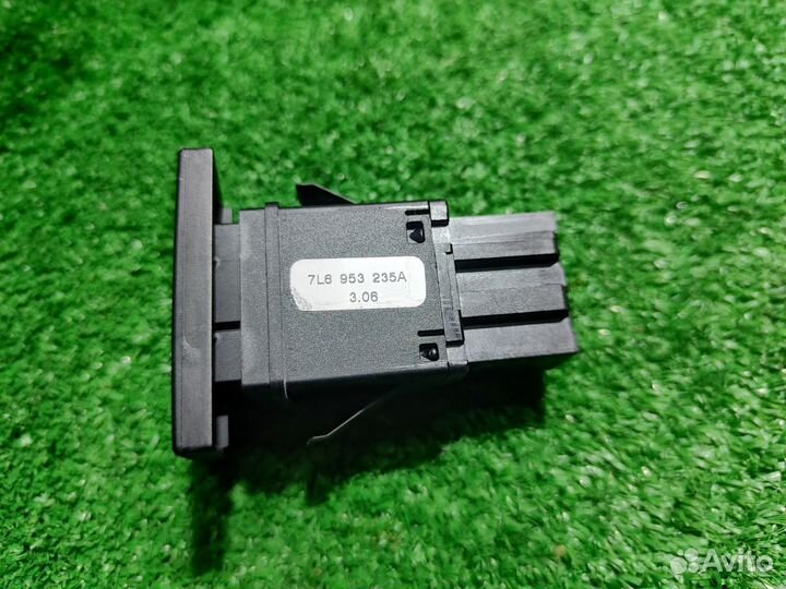 Кнопка аварийки Volkswagen Touareg 7L