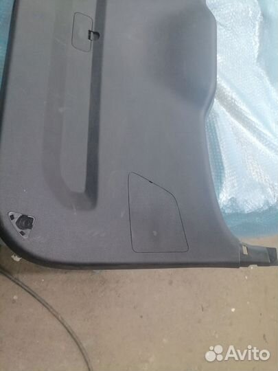 Обшивка крышки багажника Geely Coolray