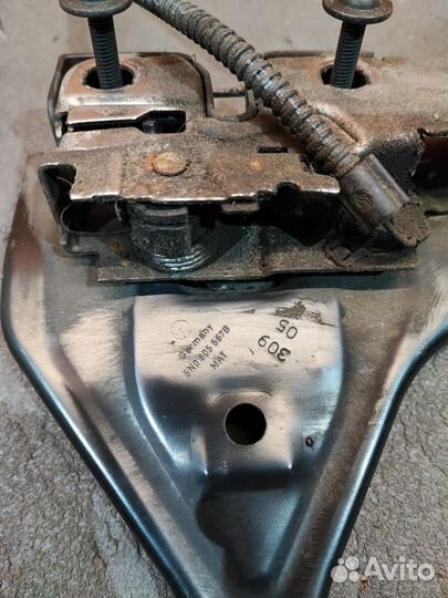 Замок капота Volkswagen Tiguan 5N1