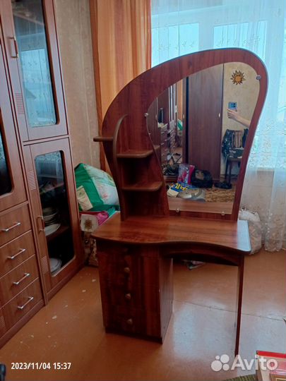 Туалетный столик с зеркалом бу