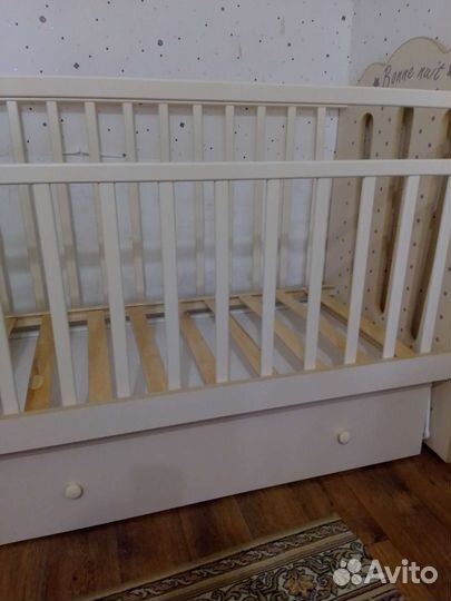 Детская кроватка с маятником