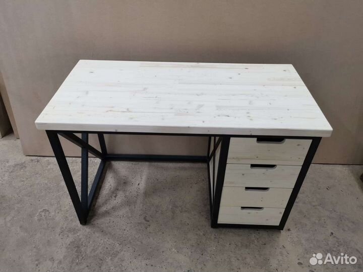 Компьютерный стол в стиле лофт