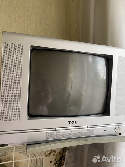 Телевизор TCL 32 в рабочем состоянии