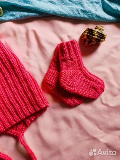 Комплект чепчик и носочки вязаные