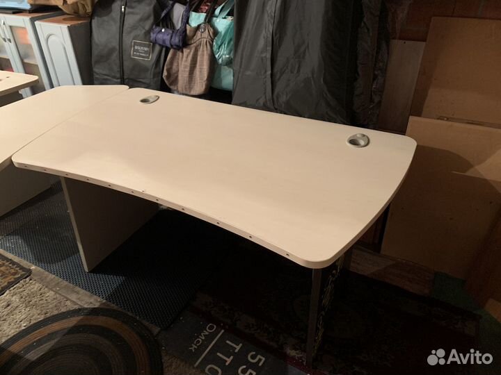 Стол компьютерный из лдсп бежевого цвета