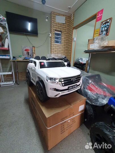 Детский электромобиль jeep 200