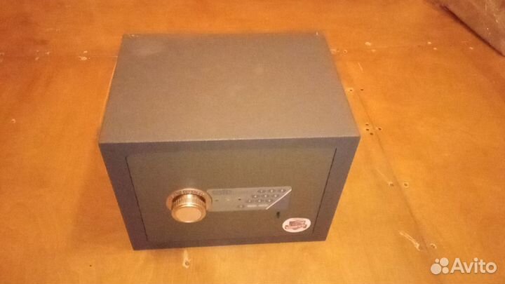 Сейф металлический новый