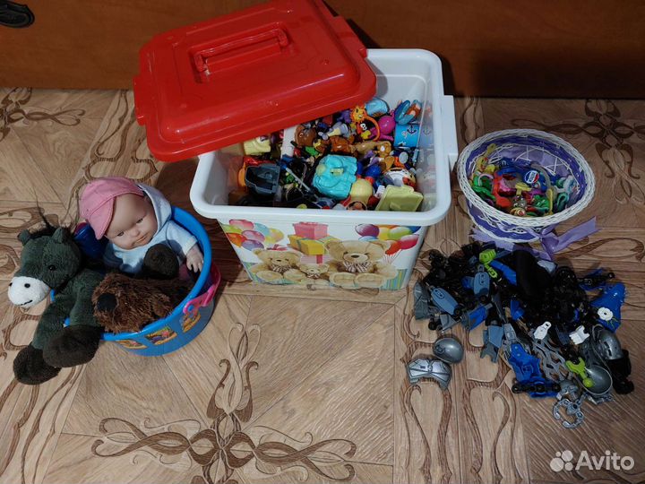 Много игрушек