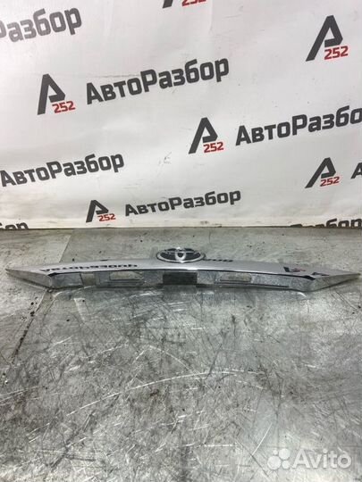 Накладка крышки багажника Toyota Camry V50