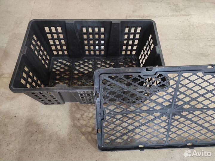 Пластиковые ящики с крышкой