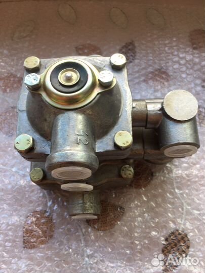 Клапан управления тормозами прицепа