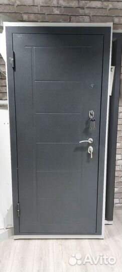 Дверь входная металлическая с зеркалом